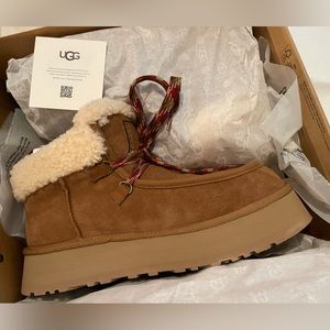 UGG size 10 W Funkarra Cabin Cuff boots.